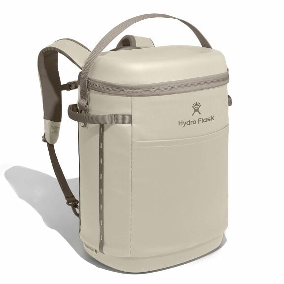 carryouttm-backpack-22-l-u0 18pco114-carryout-backpack-22l-oat-angled_1.jpg