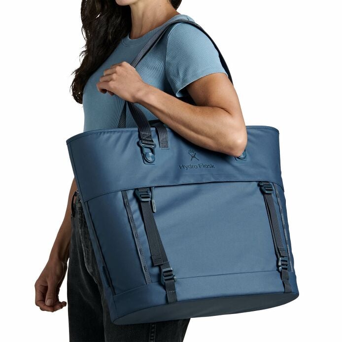 carryouttm-soft-cooler-tote-30-l-r5 250815_hydro_s26_hb_14614_2.jpg