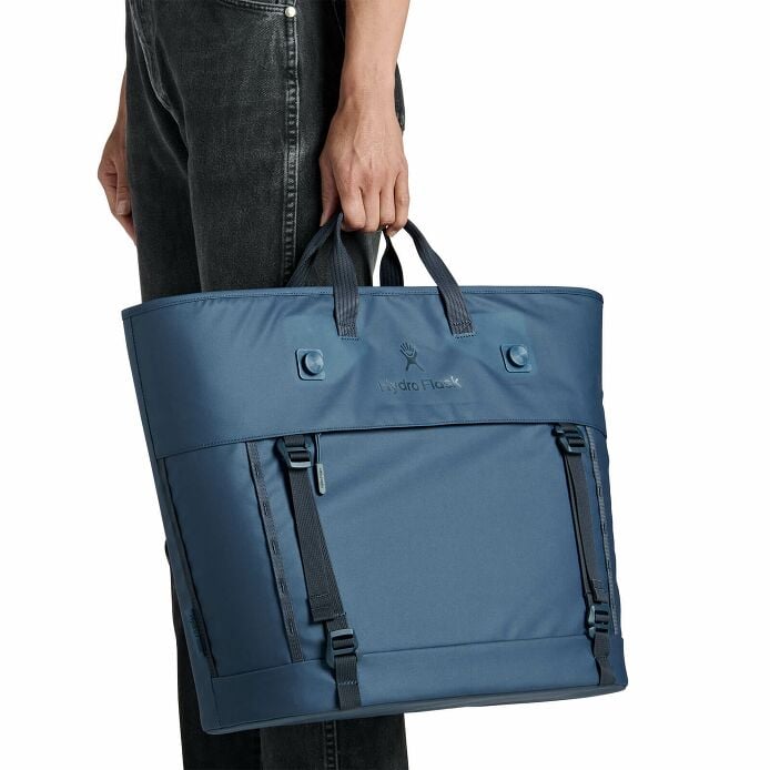 carryouttm-soft-cooler-tote-30-l-r5 250815_hydro_s26_hb_14619_2.jpg
