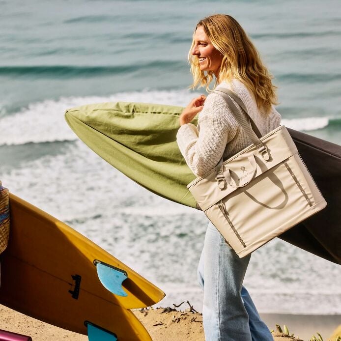 carryouttm-soft-cooler-tote-20-l-q1 hf_carryout_bouwer_d1_l1_torrey_pines_lifestyle_1142_1_1.jpg