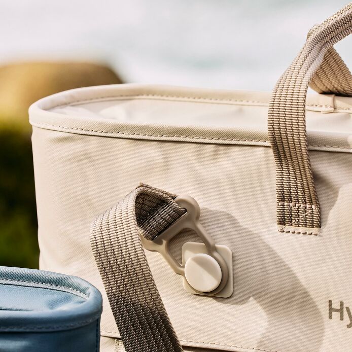 carryouttm-soft-cooler-tote-20-l-q1 hf_carryout_bouwer_d1_l1_torrey_pines_still_life_0123_9.jpg