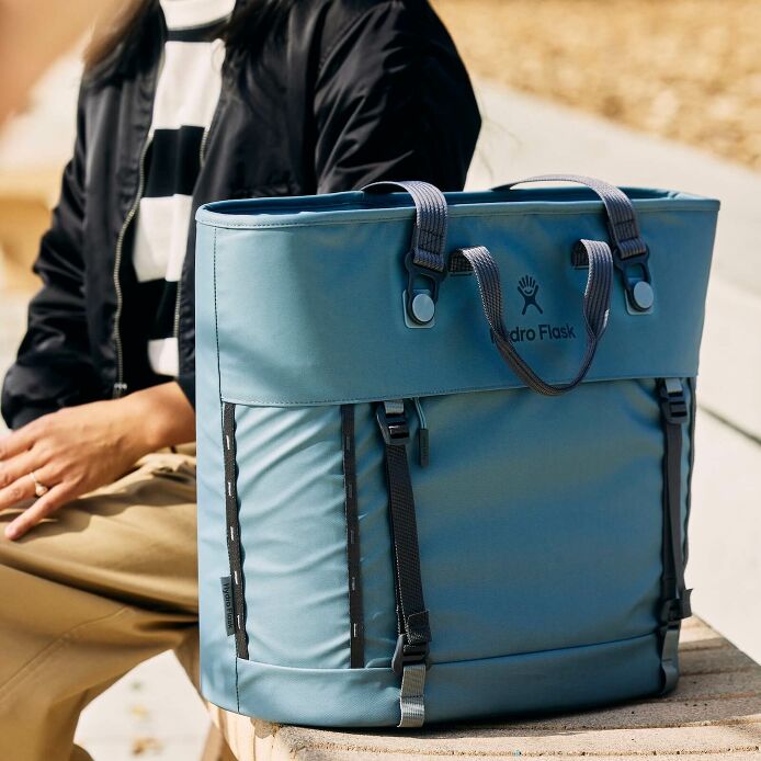 carryouttm-soft-cooler-tote-30-l-r5 hf_carryout_bouwer_d2_l2_parking_soccer_1930_1_1.jpg