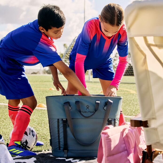 carryouttm-soft-cooler-tote-30-l-r5 hf_carryout_bouwer_d2_l2_parking_soccer_2454_1_1.jpg