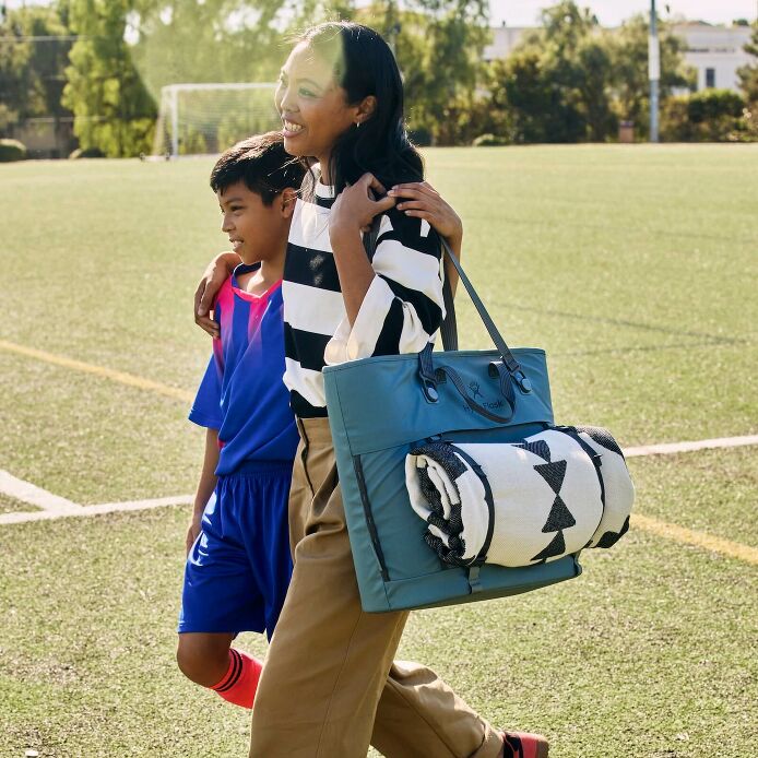 carryouttm-soft-cooler-tote-30-l-r5 hf_carryout_bouwer_d2_l2_parking_soccer_3406_1_1.jpg