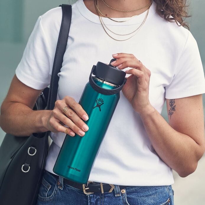 32-oz-lightweight-flex-straw-bottle-m7 hf_s26_lightweight_mcinnis_5167_2_3.jpg