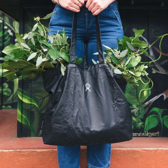 20-l-tag-along-tote-b7 s25_tagalongtote_post_3_1_1_1.jpg